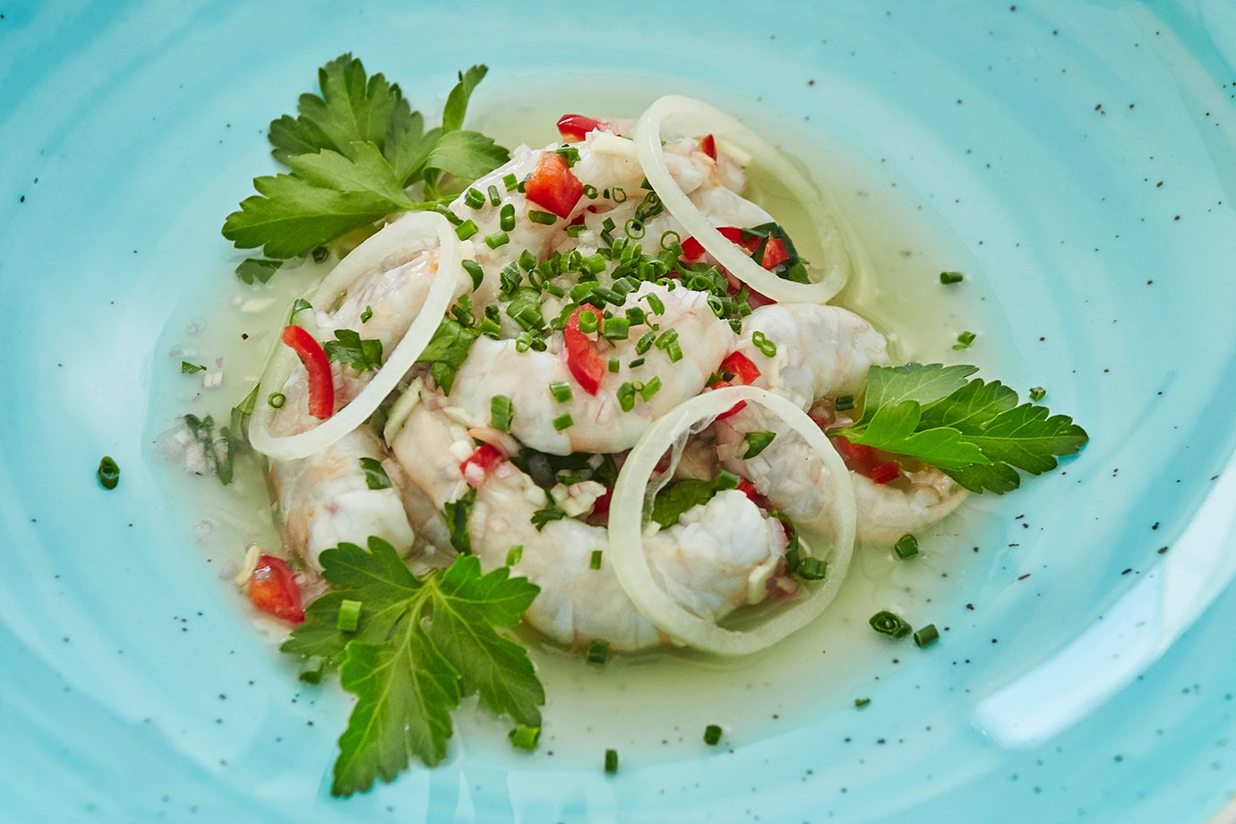 5. Shrimps auf Teller verteilen, nach Belieben mit frischen Kräutern dekorieren. Die Shrimps sofort geniessen.