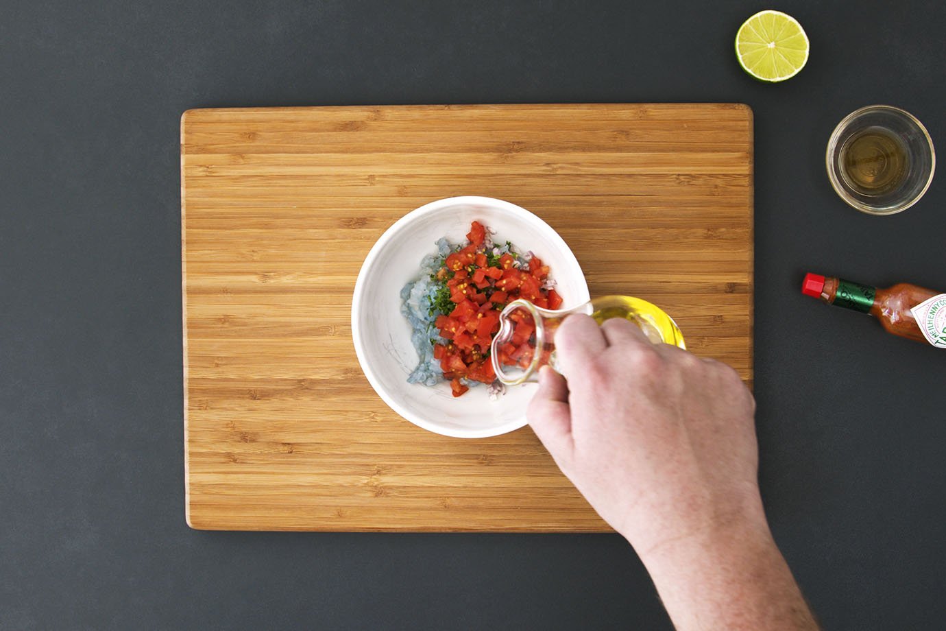 3. Schalotte, Kerbel und Tomaten sorgfältig untermischen. Olivenöl beifügen und mit Salz und Pfeffer würzen.