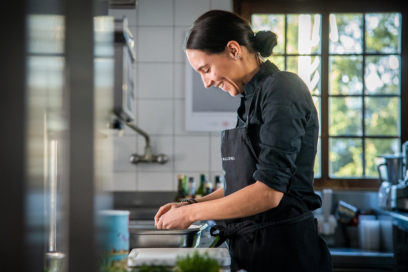 Noémie Bernard führt den mit 15 Gault-Millau-Punkten ausgezeichneten «Sternen» in Walchwil am Zugersee. Ihre Küche überzeugt mit frischen, lokalen Produkten und einem vollmundigem Geschmack.