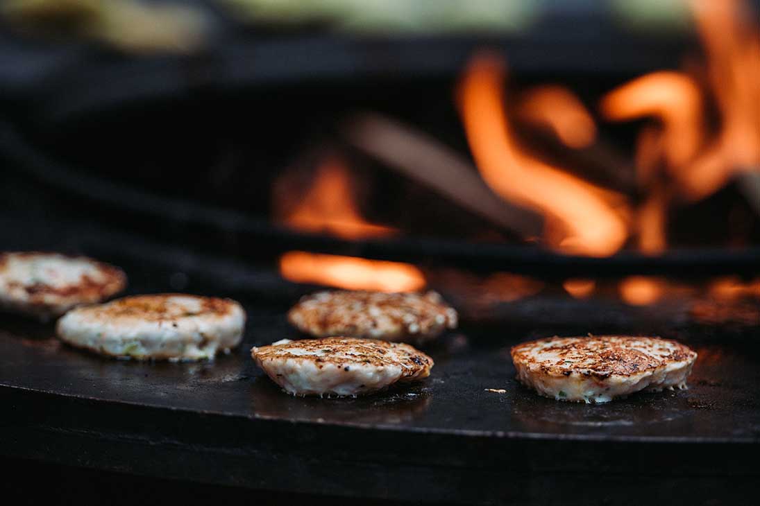 Auf dem Plancha-Grill von OFYR grilliert Urban Schiess die Burger so lang, bis sie aussen braun und innen noch weich sind. 