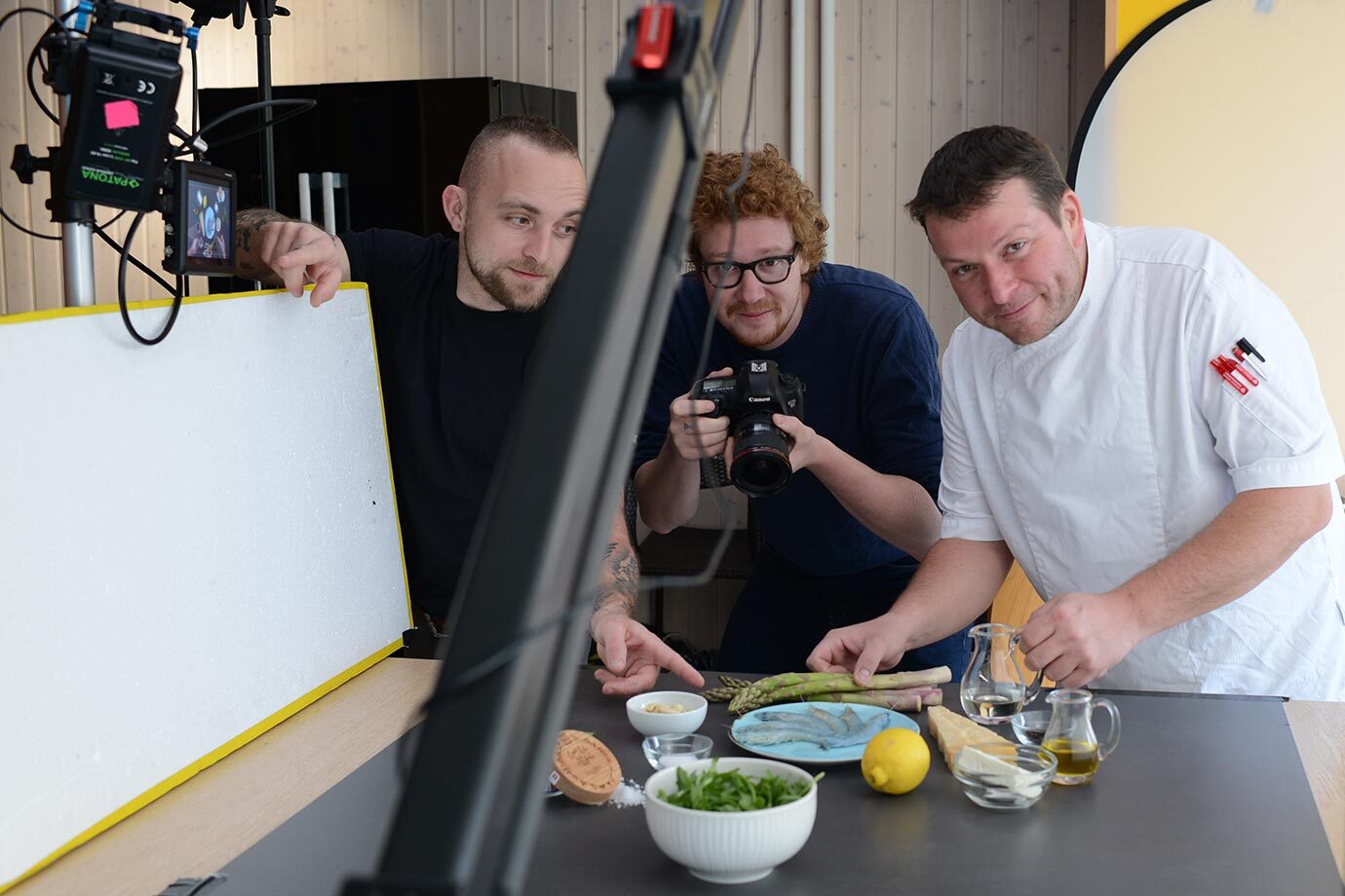 V.l.n.r.: Jacob Muller (Video), Samuel Müller (Projektleitung Fotografie) und Martin Hafner (Koch) haben die Rezepte visuell in Szene gesetzt.