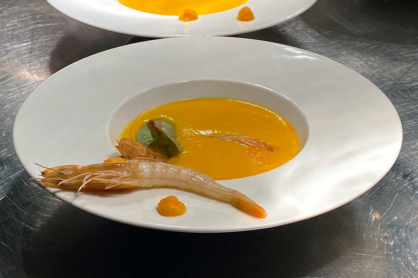 Karotten-Ingwer-Suppe mit konfiertem SwissShrimp