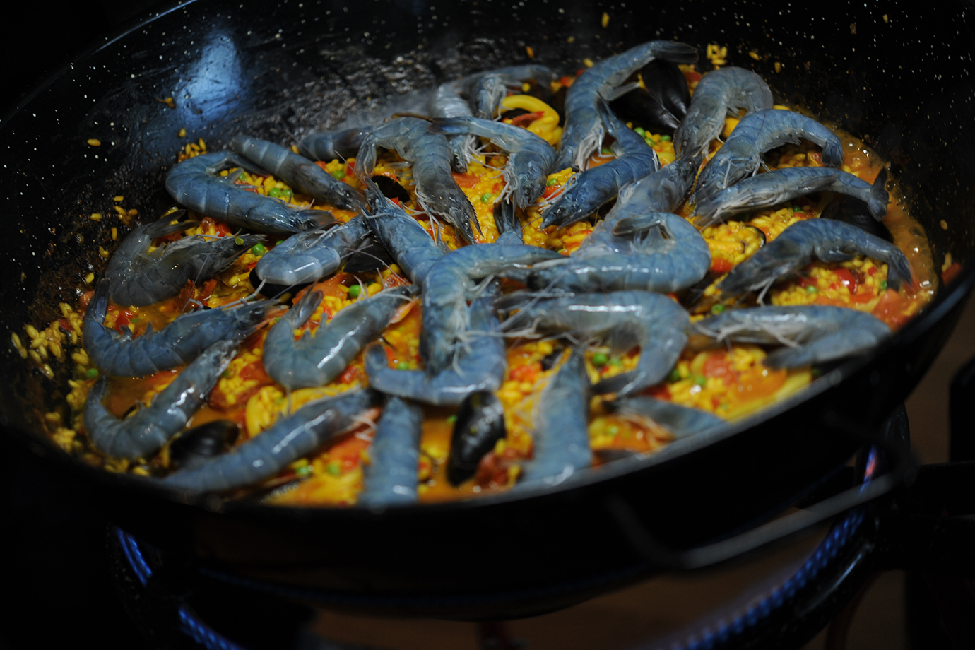 Kevin Edelmann, Küchenchef im Restaurant End der Welt in Maggligen, hat unser Rezept für die Seafood-Paella verwendet.
