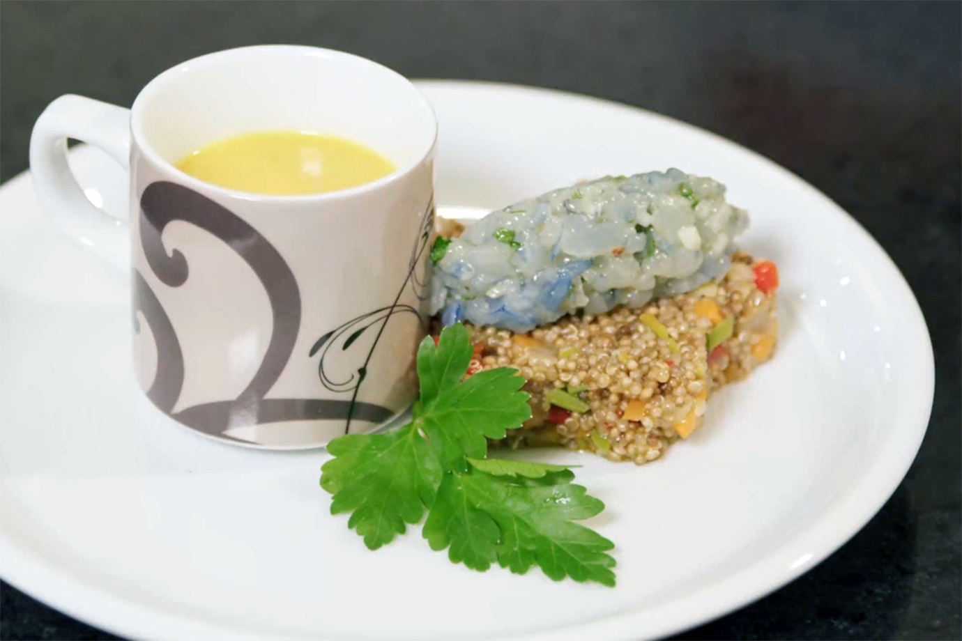 Die Safran-Suppe passt ausgezeichnet zu einem Shrimp-Tatar auf Quinoasalat.